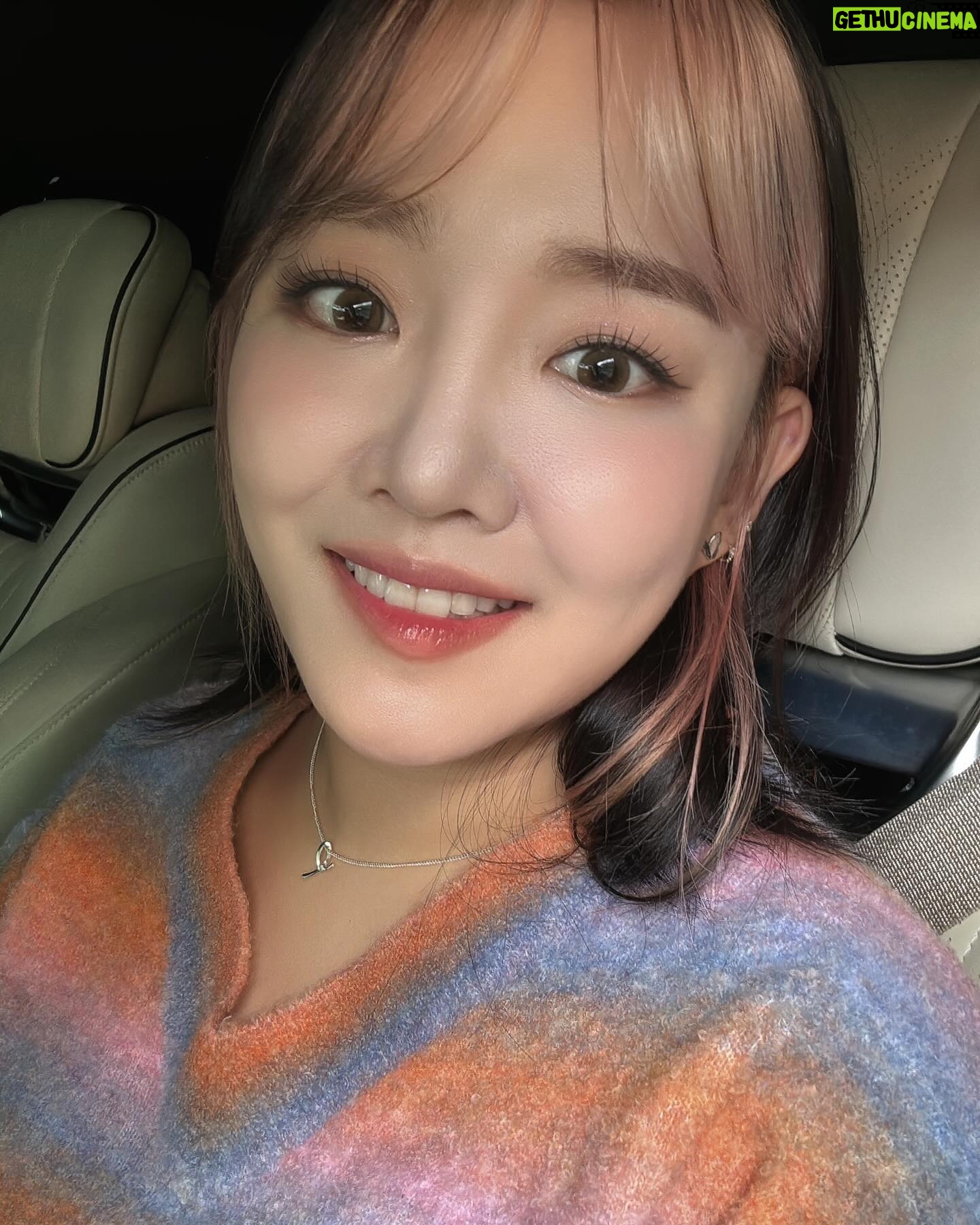 Younha Instagram - 아이돌✨과 작업자와🎹 청소부와🧹 강쥐집사와🐶 껨고인물과💻 농부와👩🌾 근육몬의💪🏻 삶을 병행하며 잘 살고 있습니다. 엇! 그 중 유니콘🦄이라는 것도 되었는데 그것은 자라나는 케이팝 꿈나무 친구들의 모습을 가장 가까이서 보고 잔소리 하는 이모새의 역할입니다만; 🪐✨유니버스 티켓에서, 돌아오는 토요일(18일) 만나보실 수 있습니다. 실은 제 코👃가 석자입니다만 아이들이 예쁘고 열심히 하니 잘 봐주세요. 📺 5번이나 6번에서 나오는 에쓰비에쓰입니다!📡
