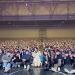 Younha Instagram - 영원같던 스무살 어느날 사랑하는 우리팀과 최고의 관객과 함께한 전국투어 #스물 대전에서는 신발이 날아가고 광주에선 지퍼가 날아가고 대구와 부산에선 빨리 달려가는 시간을 어떻게든 잡아보고 싶었네요. 당연한게 하나도 없다고 부쩍 느끼는 요즘, 우리 최고의 밴드 우리 최고의 연출 무대 조명 음향팀 우리 최고의 인터파크 우리 최고의 씨나인 우리 최고의 관객 우리 최고의.. 우리가 짱이다.. 감사합니다!!!! 이젠 혼자가 아님을 느껴요. 또 열심히 노동해서 늦지않게 앨범과 공연을 열게요. 일교차가 크니 단디 입으시고, 건강하시고, 저 잊지 마시고, 많이 웃으시면서 지내시어요! 아 그리고 팬크럽 홀릭스 추가모집 하니까 가입하셔서 선예매 혜택도 보시고, 무드등으로 홀봉도 하나 가지고 계신다면 뿌듯한 인생이 되시지 않을까 조심스레 의견 보탭니다😚🤭🎵