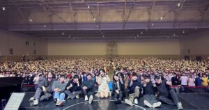 Younha Instagram - 영원같던 스무살 어느날 사랑하는 우리팀과 최고의 관객과 함께한 전국투어 #스물

대전에서는 신발이 날아가고 광주에선 지퍼가 날아가고 대구와 부산에선 빨리 달려가는 시간을 어떻게든 잡아보고 싶었네요.

당연한게 하나도 없다고 부쩍 느끼는 요즘, 우리 최고의 밴드 우리 최고의 연출 무대 조명 음향팀 우리 최고의 인터파크 우리 최고의 씨나인 우리 최고의 관객 우리 최고의.. 우리가 짱이다.. 감사합니다!!!!

이젠 혼자가 아님을 느껴요. 또 열심히 노동해서 늦지않게 앨범과 공연을 열게요. 일교차가 크니 단디 입으시고, 건강하시고, 저 잊지 마시고, 많이 웃으시면서 지내시어요!

아 그리고 팬크럽 홀릭스 추가모집 하니까 가입하셔서 선예매 혜택도 보시고, 무드등으로 홀봉도 하나 가지고 계신다면 뿌듯한 인생이 되시지 않을까 조심스레 의견 보탭니다😚🤭🎵