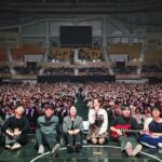 Younha Instagram - 영원같던 스무살 어느날 사랑하는 우리팀과 최고의 관객과 함께한 전국투어 #스물 대전에서는 신발이 날아가고 광주에선 지퍼가 날아가고 대구와 부산에선 빨리 달려가는 시간을 어떻게든 잡아보고 싶었네요. 당연한게 하나도 없다고 부쩍 느끼는 요즘, 우리 최고의 밴드 우리 최고의 연출 무대 조명 음향팀 우리 최고의 인터파크 우리 최고의 씨나인 우리 최고의 관객 우리 최고의.. 우리가 짱이다.. 감사합니다!!!! 이젠 혼자가 아님을 느껴요. 또 열심히 노동해서 늦지않게 앨범과 공연을 열게요. 일교차가 크니 단디 입으시고, 건강하시고, 저 잊지 마시고, 많이 웃으시면서 지내시어요! 아 그리고 팬크럽 홀릭스 추가모집 하니까 가입하셔서 선예매 혜택도 보시고, 무드등으로 홀봉도 하나 가지고 계신다면 뿌듯한 인생이 되시지 않을까 조심스레 의견 보탭니다😚🤭🎵