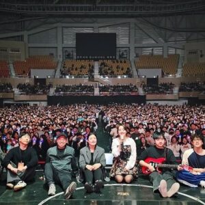 Younha Instagram - 영원같던 스무살 어느날 사랑하는 우리팀과 최고의 관객과 함께한 전국투어 #스물

대전에서는 신발이 날아가고 광주에선 지퍼가 날아가고 대구와 부산에선 빨리 달려가는 시간을 어떻게든 잡아보고 싶었네요.

당연한게 하나도 없다고 부쩍 느끼는 요즘, 우리 최고의 밴드 우리 최고의 연출 무대 조명 음향팀 우리 최고의 인터파크 우리 최고의 씨나인 우리 최고의 관객 우리 최고의.. 우리가 짱이다.. 감사합니다!!!!

이젠 혼자가 아님을 느껴요. 또 열심히 노동해서 늦지않게 앨범과 공연을 열게요. 일교차가 크니 단디 입으시고, 건강하시고, 저 잊지 마시고, 많이 웃으시면서 지내시어요!

아 그리고 팬크럽 홀릭스 추가모집 하니까 가입하셔서 선예매 혜택도 보시고, 무드등으로 홀봉도 하나 가지고 계신다면 뿌듯한 인생이 되시지 않을까 조심스레 의견 보탭니다😚🤭🎵