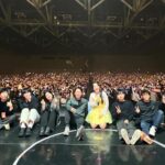 Younha Instagram - 영원같던 스무살 어느날 사랑하는 우리팀과 최고의 관객과 함께한 전국투어 #스물 대전에서는 신발이 날아가고 광주에선 지퍼가 날아가고 대구와 부산에선 빨리 달려가는 시간을 어떻게든 잡아보고 싶었네요. 당연한게 하나도 없다고 부쩍 느끼는 요즘, 우리 최고의 밴드 우리 최고의 연출 무대 조명 음향팀 우리 최고의 인터파크 우리 최고의 씨나인 우리 최고의 관객 우리 최고의.. 우리가 짱이다.. 감사합니다!!!! 이젠 혼자가 아님을 느껴요. 또 열심히 노동해서 늦지않게 앨범과 공연을 열게요. 일교차가 크니 단디 입으시고, 건강하시고, 저 잊지 마시고, 많이 웃으시면서 지내시어요! 아 그리고 팬크럽 홀릭스 추가모집 하니까 가입하셔서 선예매 혜택도 보시고, 무드등으로 홀봉도 하나 가지고 계신다면 뿌듯한 인생이 되시지 않을까 조심스레 의견 보탭니다😚🤭🎵