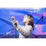 Younha Instagram - 어제는 7년만에 춘천교대에 다녀왔어요. 좋은 컨디션과 모습으로 복귀해서 꼭 다시 찾아가고 싶었는데 가장 좋은 시절을 기념 할 수 있어 행복했네요.🥰 지난 이야기 함께 공감 해 주시고 눈시울을 붉혀주신 재학생여러분과 주민분들께 감사드려요. 앞으로 어떤일이 있어도 이 순간을 기억할게요😄❣️ #춘천교대 그리고… 어둠속에 혼자 내버려두지 않았던 고윤진과 가족들 고맙습니다. 또… 저에게만 보이는 줄 알았던 긴 터널 끝의 먼 빛을, 그것이 심안이라 할 지라도 함께 믿어준 홀릭스 사랑합니다.💗