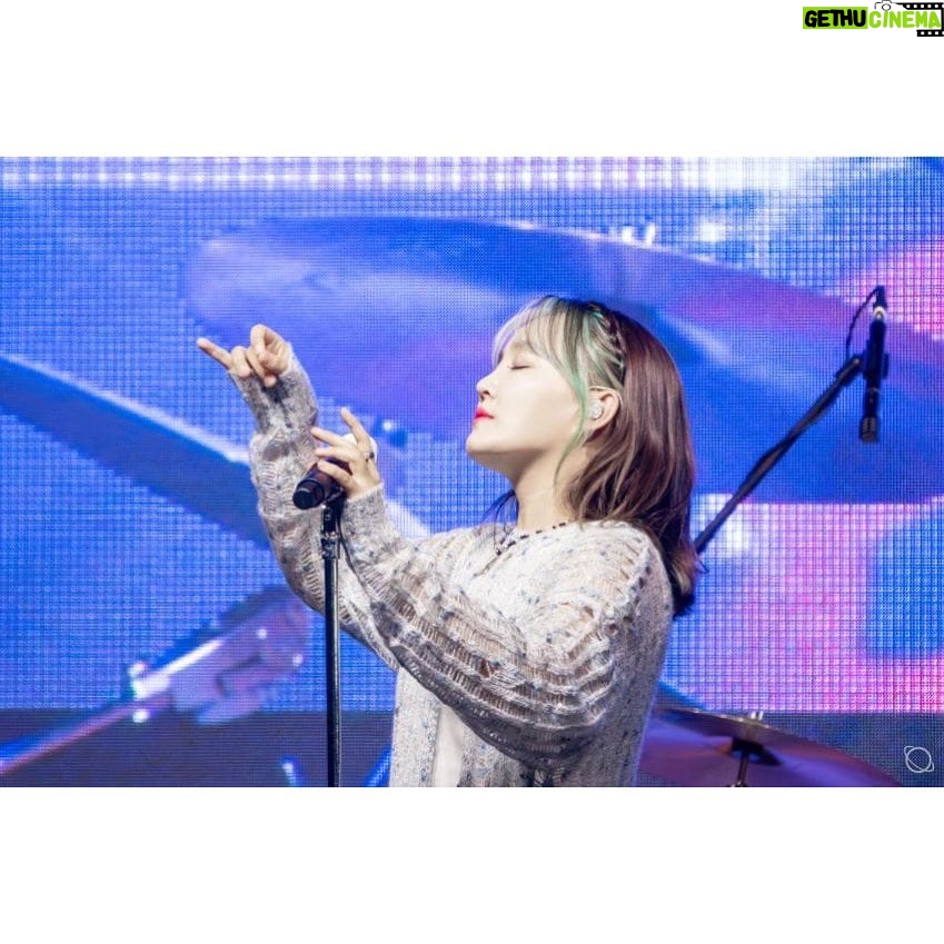 Younha Instagram - 어제는 7년만에 춘천교대에 다녀왔어요. 좋은 컨디션과 모습으로 복귀해서 꼭 다시 찾아가고 싶었는데 가장 좋은 시절을 기념 할 수 있어 행복했네요.🥰 지난 이야기 함께 공감 해 주시고 눈시울을 붉혀주신 재학생여러분과 주민분들께 감사드려요. 앞으로 어떤일이 있어도 이 순간을 기억할게요😄❣️ #춘천교대 그리고… 어둠속에 혼자 내버려두지 않았던 고윤진과 가족들 고맙습니다. 또… 저에게만 보이는 줄 알았던 긴 터널 끝의 먼 빛을, 그것이 심안이라 할 지라도 함께 믿어준 홀릭스 사랑합니다.💗
