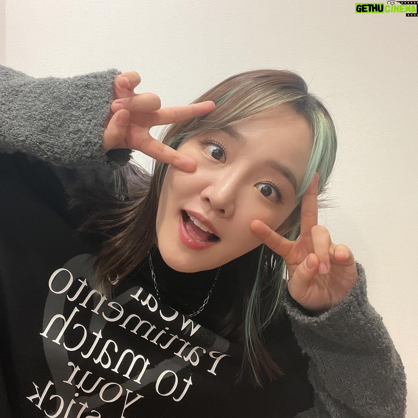 Younha Instagram - 이럴수가. 체조 경기장이 매진 되다니… #체메가윤 하고 싶은 것 다 하게 해주는 우리 홀릭스에 이 영광을 바치며, 오 마이 갓 맙소사 저희 팀 열심히 준비 할 것을 약속 드립니다! #스물