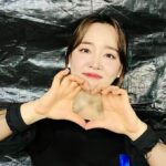 Younha Instagram - 영원같던 스무살 어느날 사랑하는 우리팀과 최고의 관객과 함께한 전국투어 #스물 대전에서는 신발이 날아가고 광주에선 지퍼가 날아가고 대구와 부산에선 빨리 달려가는 시간을 어떻게든 잡아보고 싶었네요. 당연한게 하나도 없다고 부쩍 느끼는 요즘, 우리 최고의 밴드 우리 최고의 연출 무대 조명 음향팀 우리 최고의 인터파크 우리 최고의 씨나인 우리 최고의 관객 우리 최고의.. 우리가 짱이다.. 감사합니다!!!! 이젠 혼자가 아님을 느껴요. 또 열심히 노동해서 늦지않게 앨범과 공연을 열게요. 일교차가 크니 단디 입으시고, 건강하시고, 저 잊지 마시고, 많이 웃으시면서 지내시어요! 아 그리고 팬크럽 홀릭스 추가모집 하니까 가입하셔서 선예매 혜택도 보시고, 무드등으로 홀봉도 하나 가지고 계신다면 뿌듯한 인생이 되시지 않을까 조심스레 의견 보탭니다😚🤭🎵