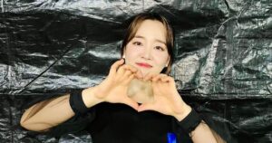 Younha Instagram - 영원같던 스무살 어느날 사랑하는 우리팀과 최고의 관객과 함께한 전국투어 #스물

대전에서는 신발이 날아가고 광주에선 지퍼가 날아가고 대구와 부산에선 빨리 달려가는 시간을 어떻게든 잡아보고 싶었네요.

당연한게 하나도 없다고 부쩍 느끼는 요즘, 우리 최고의 밴드 우리 최고의 연출 무대 조명 음향팀 우리 최고의 인터파크 우리 최고의 씨나인 우리 최고의 관객 우리 최고의.. 우리가 짱이다.. 감사합니다!!!!

이젠 혼자가 아님을 느껴요. 또 열심히 노동해서 늦지않게 앨범과 공연을 열게요. 일교차가 크니 단디 입으시고, 건강하시고, 저 잊지 마시고, 많이 웃으시면서 지내시어요!

아 그리고 팬크럽 홀릭스 추가모집 하니까 가입하셔서 선예매 혜택도 보시고, 무드등으로 홀봉도 하나 가지고 계신다면 뿌듯한 인생이 되시지 않을까 조심스레 의견 보탭니다😚🤭🎵