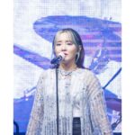 Younha Instagram - 어제는 7년만에 춘천교대에 다녀왔어요. 좋은 컨디션과 모습으로 복귀해서 꼭 다시 찾아가고 싶었는데 가장 좋은 시절을 기념 할 수 있어 행복했네요.🥰 지난 이야기 함께 공감 해 주시고 눈시울을 붉혀주신 재학생여러분과 주민분들께 감사드려요. 앞으로 어떤일이 있어도 이 순간을 기억할게요😄❣️ #춘천교대 그리고… 어둠속에 혼자 내버려두지 않았던 고윤진과 가족들 고맙습니다. 또… 저에게만 보이는 줄 알았던 긴 터널 끝의 먼 빛을, 그것이 심안이라 할 지라도 함께 믿어준 홀릭스 사랑합니다.💗