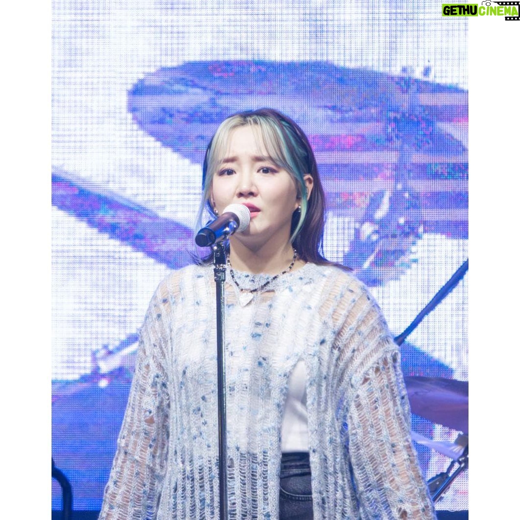 Younha Instagram - 어제는 7년만에 춘천교대에 다녀왔어요. 좋은 컨디션과 모습으로 복귀해서 꼭 다시 찾아가고 싶었는데 가장 좋은 시절을 기념 할 수 있어 행복했네요.🥰 지난 이야기 함께 공감 해 주시고 눈시울을 붉혀주신 재학생여러분과 주민분들께 감사드려요. 앞으로 어떤일이 있어도 이 순간을 기억할게요😄❣️ #춘천교대 그리고… 어둠속에 혼자 내버려두지 않았던 고윤진과 가족들 고맙습니다. 또… 저에게만 보이는 줄 알았던 긴 터널 끝의 먼 빛을, 그것이 심안이라 할 지라도 함께 믿어준 홀릭스 사랑합니다.💗