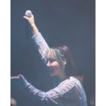 Younha Instagram - 어제는 7년만에 춘천교대에 다녀왔어요. 좋은 컨디션과 모습으로 복귀해서 꼭 다시 찾아가고 싶었는데 가장 좋은 시절을 기념 할 수 있어 행복했네요.🥰 지난 이야기 함께 공감 해 주시고 눈시울을 붉혀주신 재학생여러분과 주민분들께 감사드려요. 앞으로 어떤일이 있어도 이 순간을 기억할게요😄❣️ #춘천교대 그리고… 어둠속에 혼자 내버려두지 않았던 고윤진과 가족들 고맙습니다. 또… 저에게만 보이는 줄 알았던 긴 터널 끝의 먼 빛을, 그것이 심안이라 할 지라도 함께 믿어준 홀릭스 사랑합니다.💗