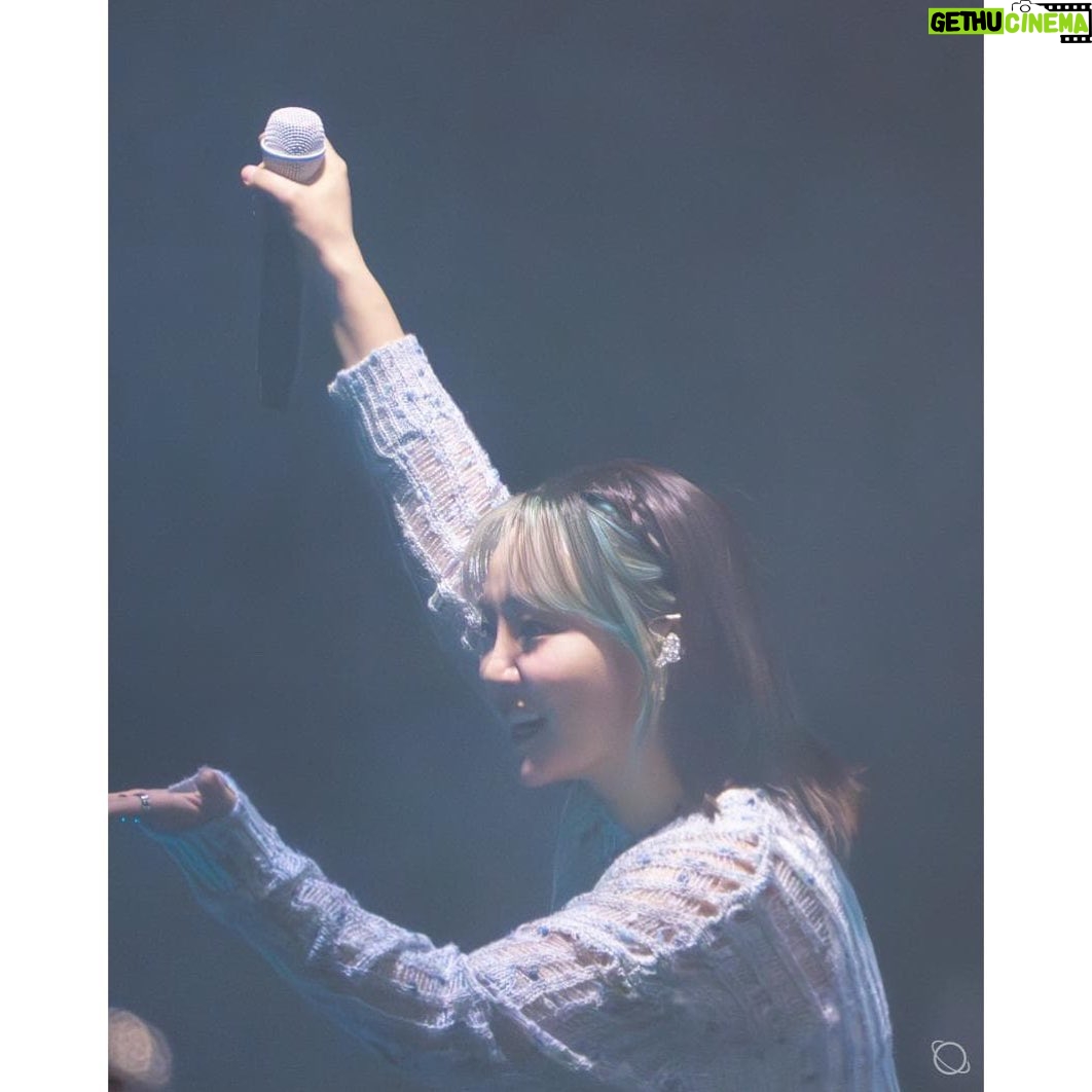 Younha Instagram - 어제는 7년만에 춘천교대에 다녀왔어요. 좋은 컨디션과 모습으로 복귀해서 꼭 다시 찾아가고 싶었는데 가장 좋은 시절을 기념 할 수 있어 행복했네요.🥰 지난 이야기 함께 공감 해 주시고 눈시울을 붉혀주신 재학생여러분과 주민분들께 감사드려요. 앞으로 어떤일이 있어도 이 순간을 기억할게요😄❣️ #춘천교대 그리고… 어둠속에 혼자 내버려두지 않았던 고윤진과 가족들 고맙습니다. 또… 저에게만 보이는 줄 알았던 긴 터널 끝의 먼 빛을, 그것이 심안이라 할 지라도 함께 믿어준 홀릭스 사랑합니다.💗