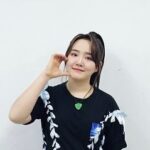 Younha Instagram - 영원같던 스무살 어느날 사랑하는 우리팀과 최고의 관객과 함께한 전국투어 #스물 대전에서는 신발이 날아가고 광주에선 지퍼가 날아가고 대구와 부산에선 빨리 달려가는 시간을 어떻게든 잡아보고 싶었네요. 당연한게 하나도 없다고 부쩍 느끼는 요즘, 우리 최고의 밴드 우리 최고의 연출 무대 조명 음향팀 우리 최고의 인터파크 우리 최고의 씨나인 우리 최고의 관객 우리 최고의.. 우리가 짱이다.. 감사합니다!!!! 이젠 혼자가 아님을 느껴요. 또 열심히 노동해서 늦지않게 앨범과 공연을 열게요. 일교차가 크니 단디 입으시고, 건강하시고, 저 잊지 마시고, 많이 웃으시면서 지내시어요! 아 그리고 팬크럽 홀릭스 추가모집 하니까 가입하셔서 선예매 혜택도 보시고, 무드등으로 홀봉도 하나 가지고 계신다면 뿌듯한 인생이 되시지 않을까 조심스레 의견 보탭니다😚🤭🎵