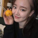 Younha Instagram - 귤의 계절입니다🍊 비오는 월요일 오전입니다 와.. 출근을 어떻게 하나