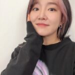 Younha Instagram - 회사에서 사진을 달랄때만 찍었더니 갑자기 필요 할 땐 사진이 없고,, 메이크업을 하면 꼭 찍어두자고 다짐을 다짐을 하는데 일단 작심2일째 입니다. 🤳🔥🔥 참 제가 뭐라고 포카를 모아주시고 감사합니다. 열심히 해 볼게요 헣