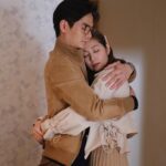 Yoyo Chen Instagram - 第二十集（大結局） 你和我： 觀照的距離 你和我 ：愛的轉化與流轉 從此二人為一體 直至死亡將我哋分開 愛，理應可以治癒所有嘢 但偏偏修復係咁困難…. 所以同一個愛情故事，要用唔同視點去講.. 等你睇到我哋，自以為是咁輕言愛、付出愛 同傳說中神聖、偉大的真愛，係有距離… 每個人，都係獨立個體，你同我都係有距離 將種種距離，當成鴻溝、裂口，卒之崩壞、破碎…. 抑或係激活關係嘅契機，令兩個人都重生… 你絕對有能力同自由，選擇用咩態度同視點 去看待我哋同真愛之間嘅距離….. 填補距離，接受差異，先係修復嘅真正開始 所以我唔會祝福你百年好合，永結同心…. 寧願祝福你，足夠柔靱….. 承載現實裏面，所有錯失同缺陷…. 永遠有活力，推開悶局、僵局、死局… 永遠有創意，重新修正、定義， 專屬於你哋嘅戀愛模式… 就好似兩個人共同編寫一部作品，結局係開放、唔確定、未完成…. 無論幾多歲，都一齊探索，一齊成長…. 因為婚後事， 就係兩個人嘅終身修行！ 周而復始！愛情萬歲！♥️㊗️ 全劇終! #婚後事 #林肯x黃秉怡 #張明芯 #Emma #第二十集 #劇終 #你們會和我一樣不捨嗎？ #很喜歡這段獨白 #全劇的意義所在