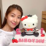 Yoyo Chen Instagram - 眨吓眼寶貝又大一歲了 特意送給寶貝的小驚喜🎈♥️ 蛋糕和汽球也太可愛了吧 Happy birthday my Love 🎂🎂🍓🍓 🎂 @cakecohk 🎈 @babyballoon #happybirthday #hellokitty #好可愛的蛋糕和汽球