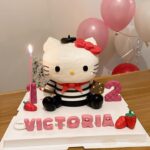 Yoyo Chen Instagram - 眨吓眼寶貝又大一歲了 特意送給寶貝的小驚喜🎈♥️ 蛋糕和汽球也太可愛了吧 Happy birthday my Love 🎂🎂🍓🍓 🎂 @cakecohk 🎈 @babyballoon #happybirthday #hellokitty #好可愛的蛋糕和汽球