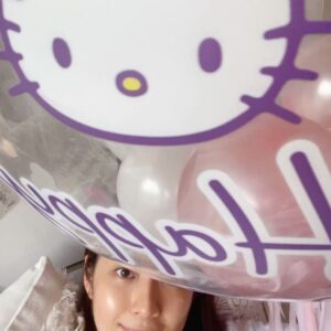 Yoyo Chen Instagram - 眨吓眼寶貝又大一歲了
特意送給寶貝的小驚喜🎈♥️
蛋糕和汽球也太可愛了吧
Happy birthday my Love 🎂🎂🍓🍓

🎂 @cakecohk 
🎈 @babyballoon 

#happybirthday 
#hellokitty 
#好可愛的蛋糕和汽球