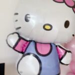 Yoyo Chen Instagram - 眨吓眼寶貝又大一歲了 特意送給寶貝的小驚喜🎈♥️ 蛋糕和汽球也太可愛了吧 Happy birthday my Love 🎂🎂🍓🍓 🎂 @cakecohk 🎈 @babyballoon #happybirthday #hellokitty #好可愛的蛋糕和汽球