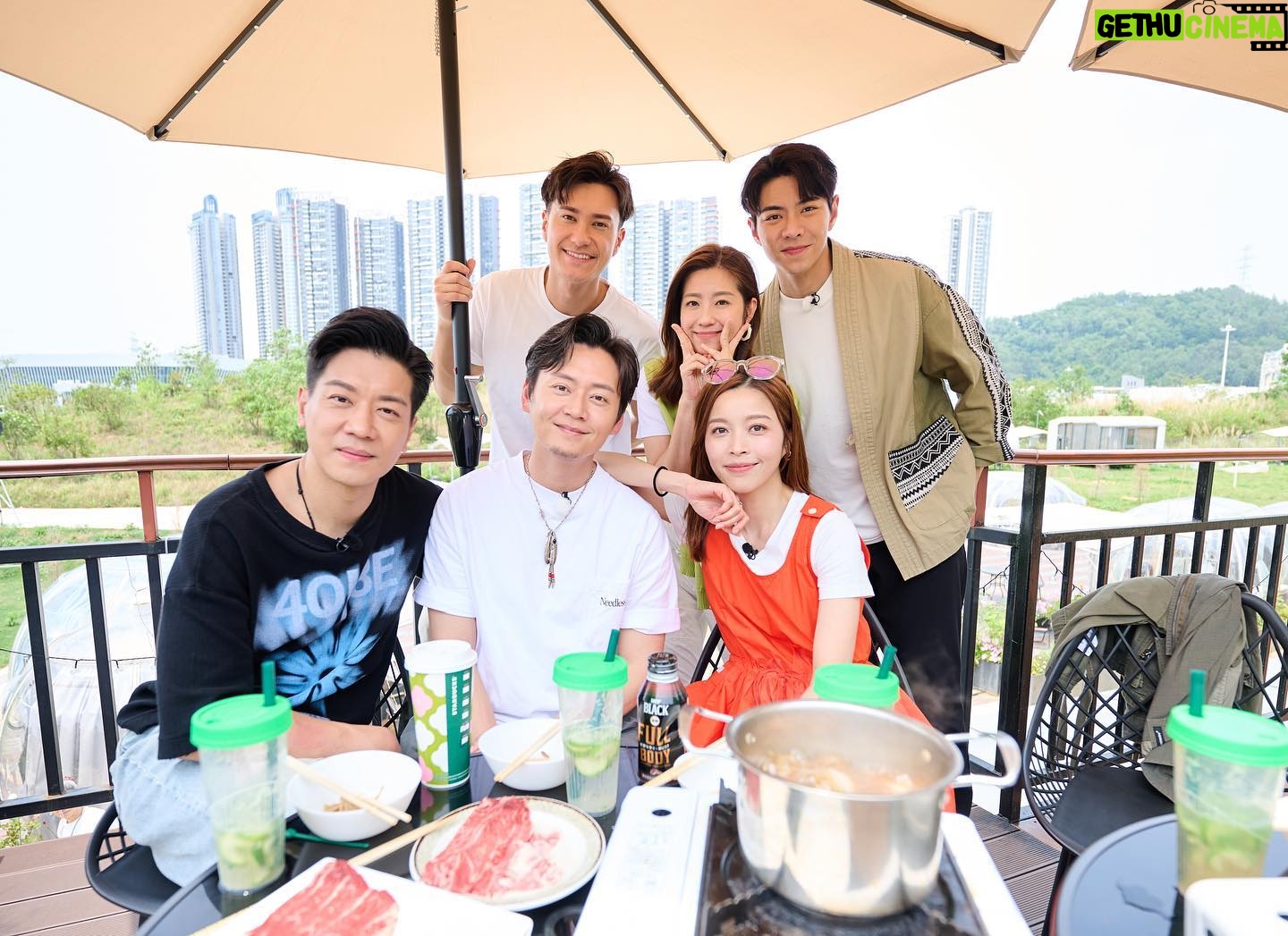 Yoyo Chen Instagram - Hello Hello 有消息宣布📣📣📣 太開心 「香港婚後事」這個綜藝節目令到我們又可以重聚了 這次亦是我人生第一次去camping 🏕️⛺️ 今次我地請咗好多唔同嘅嘉賓 同我哋一齊去探討他/她們對婚姻和愛情的看法 每個嘉賓的對話都實在太精彩了 真係獲益良多🤭 咁正,大家唔會錯過架啦!😉😉 今晚10:30pm見!♥️ @apelink @lokyilai @lawjoey @laiwinki @lawhimmm @shiga @mikeeeee___ @jinnyng @elaine_yiu @owencheung @brianchu0523 @kung_mimi @paisleyhu 4月25號起 逢星期四、五晩上10:30pm 有我地「香港婚後事」❤️🧡💛💚💙💜 #香港婚後事