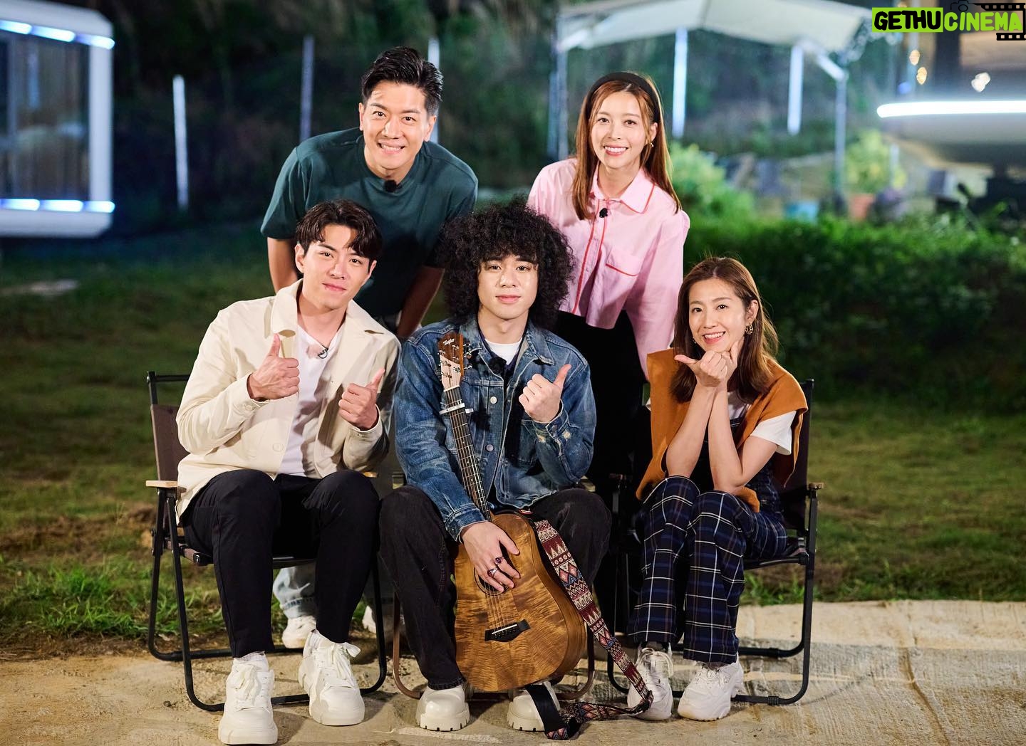 Yoyo Chen Instagram - Hello Hello 有消息宣布📣📣📣 太開心 「香港婚後事」這個綜藝節目令到我們又可以重聚了 這次亦是我人生第一次去camping 🏕️⛺️ 今次我地請咗好多唔同嘅嘉賓 同我哋一齊去探討他/她們對婚姻和愛情的看法 每個嘉賓的對話都實在太精彩了 真係獲益良多🤭 咁正,大家唔會錯過架啦!😉😉 今晚10:30pm見!♥️ @apelink @lokyilai @lawjoey @laiwinki @lawhimmm @shiga @mikeeeee___ @jinnyng @elaine_yiu @owencheung @brianchu0523 @kung_mimi @paisleyhu 4月25號起 逢星期四、五晩上10:30pm 有我地「香港婚後事」❤️🧡💛💚💙💜 #香港婚後事
