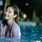 Yoyo Chen Instagram - 第十集 誠鈞： 不忠的資格 記得拍攝這場戲的時候 鏡頭前要扮到好舒服 鏡頭後其實凍到震❄️🤭 這一集已經看到張明芯在裝扮上有點不一樣了 完了「不忠」 ，即將進入「錯愛」 我和誠鈞又會如何？ @lokyilai ✏️有良知、有惻隱、識內疚！就已經無咗不忠的資格 #婚後事 #林肯x黃秉怡 #張明芯 #Emma #第十集 #鏡頭前和鏡頭後的我們