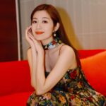 Yoyo Chen Instagram - 願我們都能在浪漫的路上， 奔赴最好的自己🌹♥️ ㊗️女神節快樂！ #三八婦女節 #我們都是了不起的自己 #loveyo 👗 @aliceandolivia_hongkong
