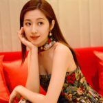 Yoyo Chen Instagram - 願我們都能在浪漫的路上， 奔赴最好的自己🌹♥️ ㊗️女神節快樂！ #三八婦女節 #我們都是了不起的自己 #loveyo 👗 @aliceandolivia_hongkong