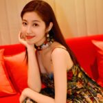 Yoyo Chen Instagram - 願我們都能在浪漫的路上， 奔赴最好的自己🌹♥️ ㊗️女神節快樂！ #三八婦女節 #我們都是了不起的自己 #loveyo 👗 @aliceandolivia_hongkong