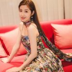 Yoyo Chen Instagram - 願我們都能在浪漫的路上， 奔赴最好的自己🌹♥️ ㊗️女神節快樂！ #三八婦女節 #我們都是了不起的自己 #loveyo 👗 @aliceandolivia_hongkong