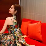 Yoyo Chen Instagram - 願我們都能在浪漫的路上， 奔赴最好的自己🌹♥️ ㊗️女神節快樂！ #三八婦女節 #我們都是了不起的自己 #loveyo 👗 @aliceandolivia_hongkong