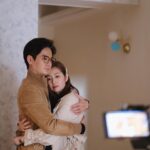 Yoyo Chen Instagram - 第二十集（大結局） 你和我： 觀照的距離 你和我 ：愛的轉化與流轉 從此二人為一體 直至死亡將我哋分開 愛，理應可以治癒所有嘢 但偏偏修復係咁困難…. 所以同一個愛情故事，要用唔同視點去講.. 等你睇到我哋，自以為是咁輕言愛、付出愛 同傳說中神聖、偉大的真愛，係有距離… 每個人，都係獨立個體，你同我都係有距離 將種種距離，當成鴻溝、裂口，卒之崩壞、破碎…. 抑或係激活關係嘅契機，令兩個人都重生… 你絕對有能力同自由，選擇用咩態度同視點 去看待我哋同真愛之間嘅距離….. 填補距離，接受差異，先係修復嘅真正開始 所以我唔會祝福你百年好合，永結同心…. 寧願祝福你，足夠柔靱….. 承載現實裏面，所有錯失同缺陷…. 永遠有活力，推開悶局、僵局、死局… 永遠有創意，重新修正、定義， 專屬於你哋嘅戀愛模式… 就好似兩個人共同編寫一部作品，結局係開放、唔確定、未完成…. 無論幾多歲，都一齊探索，一齊成長…. 因為婚後事， 就係兩個人嘅終身修行！ 周而復始！愛情萬歲！♥️㊗️ 全劇終! #婚後事 #林肯x黃秉怡 #張明芯 #Emma #第二十集 #劇終 #你們會和我一樣不捨嗎？ #很喜歡這段獨白 #全劇的意義所在