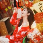 Yoyo Chen Instagram - 看，我被財神捉住了🤭♥️ 今天我和財神有個約會 情人節迎財神 ㊗️大家有錢又有愛💰♥️ #大年初五 #迎財神 #情人節快樂