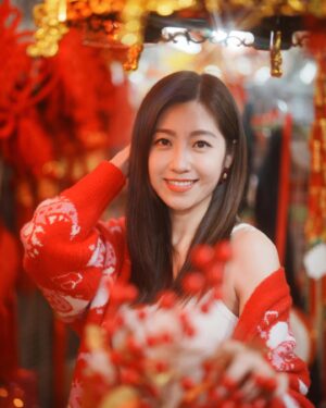 Yoyo Chen Instagram - 各位親愛的新年快樂🧧
同大家拜年啦㊗️
龍年大吉
金龍報喜
龍鳳呈祥
氣勢如龍
欣欣向龍
生意興龍
龍馬精神
行運一條龍
恭喜恭喜㊗️🐲🍊

#loveyo
#新年快樂
#大年初一