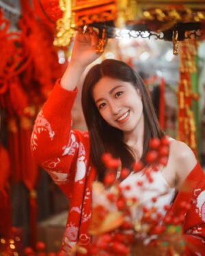 Yoyo Chen Instagram - 各位親愛的新年快樂🧧
同大家拜年啦㊗️
龍年大吉
金龍報喜
龍鳳呈祥
氣勢如龍
欣欣向龍
生意興龍
龍馬精神
行運一條龍
恭喜恭喜㊗️🐲🍊

#loveyo
#新年快樂
#大年初一