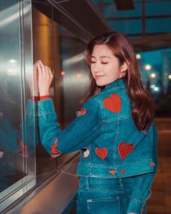 Yoyo Chen Instagram - 每個人都不容易 好好善待自己的同時 也好好善待別人♥️ # 4月你好🌹 #loveyo Outfits: @aliceandolivia_hongkong