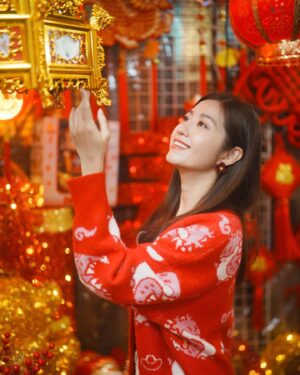 Yoyo Chen Instagram - 各位親愛的新年快樂🧧
同大家拜年啦㊗️
龍年大吉
金龍報喜
龍鳳呈祥
氣勢如龍
欣欣向龍
生意興龍
龍馬精神
行運一條龍
恭喜恭喜㊗️🐲🍊

#loveyo
#新年快樂
#大年初一