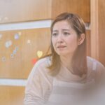 Yoyo Chen Instagram - 第四集 潘悅：爸爸媽媽離婚了 善仁： 孩子才是最無辜的受害者 這一集是極度心碎的一集 我相信有小朋友的父母都很明白那種感受 孩子們都總是那麼善良、單純….. 父母是她的一切 Love heals everything …… 但..愛真的能夠治愈一切嗎？🥹🥹🥹 ✏️無論大人犯過咩錯，哪怕小朋友心入面係幾咁痛苦，佢哋依然會盡最大嘅努力，繼續愛佢嘅父母，小朋友嘅愛，從來都係咁單純！ 就算我哋離婚，都應該盡畢生嘅努力，去繼續守護！♥️ #婚後事 #林肯x黃秉怡 #張明芯 #Emma #潘善仁 #潘悅 #lovehealseverything #心碎💔