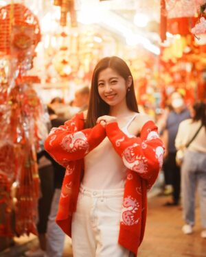 Yoyo Chen Instagram - 各位親愛的新年快樂🧧
同大家拜年啦㊗️
龍年大吉
金龍報喜
龍鳳呈祥
氣勢如龍
欣欣向龍
生意興龍
龍馬精神
行運一條龍
恭喜恭喜㊗️🐲🍊

#loveyo
#新年快樂
#大年初一