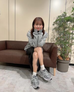 Yu Serizawa Instagram - ・

ど真ん中スリットスカート
ギリギリな可愛さ☝️💜