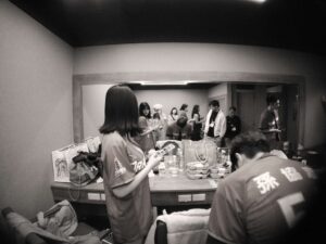 Yu-Tung Hsia Instagram - 很開心今天可以參與到球季首戰，踏上大巨蛋草皮真的好嗨！想到自己支持的球員踩著草皮揮灑汗水，心情整個熱血沸騰！
也因為自己剛開始投入看棒球時，是味全龍剛上一軍的時期，而這次受邀到味全龍的開幕賽開唱，當時真的開心到睡不著。
於是我跟我的超級好朋友討論，想把愛你愛到死這首歌，做個全新的改版，送給大家。
在這要特別謝謝編曲、製作，謝謝阿怪學長 @aguaiwu 、謝謝迦勒☺️❤️
謝謝你們給愛你愛到死一個全新且很漂亮的樣貌！我真的很喜歡！今天也看到大家回應說好聽，覺得實在是太好了。🥹
然後然後，很重要，要壓軸對刀哥說：生日快樂🎂願望成真！
我期待你說的，「暑假要出單曲，當唱跳歌手。」😌😆
#球衣上有繡上自己的名字💕開心到瘋掉