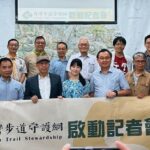 Yu Han Lien Instagram - /千里步道 那天很開心可以參與千里步道的記者會 也因此知道了台灣步道守護網 當我們漫步山林 享受大自然的美好時 也可以沿路用手機觀察步道狀況 回報到網站中 一起看見 一起守護步道 記者會當天 藉由藝術家陳一銘的畫作 每個參與的人 一一把手中的動物 黏貼進畫中 我拿到山羌 很開心的把牠放回山中小徑裡 願動物們都能安心的在山中 安住在屬於他們的家中 千里步道推動手作步道多年 由水泥步道零成長 到現在的口號： 讓水泥步道負成長 把生態守護的更好 我們來到山林中 也要讓山林更好才行 那天特別穿了和 @inblooom_official 聯名的服裝 山羌迷藏系列 躲在樹葉山林間的山羌 化作森林中的剪影 每當我們走進山林 無論是腳下土地中的蚯蚓和昆蟲 或不見其身影的其他動物們 我們都要知道 拜訪山林時 要當個有禮貌的人 無痕山林 也透過台灣步道守護網 一起留心腳下步道 有無網路都可以拍照記錄上傳 沒網路的地方可以先儲存草稿 下山時一併回報 讓我們一起優化這些山徑 願所有這片山林的小動物 都被大家一起溫暖守護著 相關連結放下方留言處 大家一起多多留意多多加入喔 記者會/ @tmitrail 服裝/ @inblooom_official 圖片/資料來源：社團法人台灣千里步道協會 繪者：陳一銘