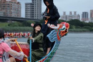 Yu Han Lien Instagram - 城隍爺生日
迎著微風細雨
我們和城隍爺一起在龍舟上
緩緩前行
再蜿蜒走進大稻埕的巷子
熱鬧的慶生
感謝 @inchif 
每次都帶我參與各種體驗
翻閱這個世界有趣的篇章
祝福大家下半年出入平安
日日是好日

攝影/ @yo_dong_hui 
@yu._.tzuchen