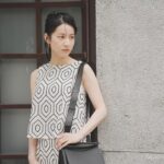 Yu Han Lien Instagram – 之前參加璀璨客庄.匠心品牌記者會
帶回了好多美好的客庄滋味
苦茶油愛好者剛好把家中苦茶油用完
記者會結束
立刻去買了一罐
沒想到品牌還送了另一罐新品苦茶油給我
瞬間變成苦茶油富翁
桔醬和醬油也是料理好幫手
那天帶回超多客庄風味
回家後繼續料理於日常
真開心
大家也可以到以下地方或網站選購喔

客庄8大產業品牌，正於臺北華山未來市（6/21~8/29再次上架）、臺中審計新村（販售至5/31止）、高雄誠品駁二（販售至8/31止）、Pinkoi（販售至8/31止
https://reurl.cc/oRdgNV
及momo（販售至8/31止
https://momo.dm/bUVVbZ

妝髮 / @1989_megan 
服裝/ #iBlues @iblues_official 
耳環包包/ #Polène @polene_paris 
攝影/ 凱華 @kay820one 

然後今天放假
山羌閱覽室依然陪伴著大家喔

EP.138│人生很難，生人也很難《滿花》

🔍Apple Podcast →https://reurl.cc/Aj7x93

🔍SoundOn 免費收聽 → https://reurl.cc/gG29Gb

🔍Spotify →https://reurl.cc/ez3qzj

🔍KKBOX →https://reurl.cc/6vZWbZ