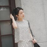 Yu Han Lien Instagram – 之前參加璀璨客庄.匠心品牌記者會
帶回了好多美好的客庄滋味
苦茶油愛好者剛好把家中苦茶油用完
記者會結束
立刻去買了一罐
沒想到品牌還送了另一罐新品苦茶油給我
瞬間變成苦茶油富翁
桔醬和醬油也是料理好幫手
那天帶回超多客庄風味
回家後繼續料理於日常
真開心
大家也可以到以下地方或網站選購喔

客庄8大產業品牌，正於臺北華山未來市（6/21~8/29再次上架）、臺中審計新村（販售至5/31止）、高雄誠品駁二（販售至8/31止）、Pinkoi（販售至8/31止
https://reurl.cc/oRdgNV
及momo（販售至8/31止
https://momo.dm/bUVVbZ

妝髮 / @1989_megan 
服裝/ #iBlues @iblues_official 
耳環包包/ #Polène @polene_paris 
攝影/ 凱華 @kay820one 

然後今天放假
山羌閱覽室依然陪伴著大家喔

EP.138│人生很難，生人也很難《滿花》

🔍Apple Podcast →https://reurl.cc/Aj7x93

🔍SoundOn 免費收聽 → https://reurl.cc/gG29Gb

🔍Spotify →https://reurl.cc/ez3qzj

🔍KKBOX →https://reurl.cc/6vZWbZ