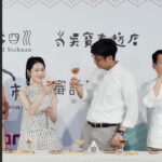 Yu Han Lien Instagram – 之前參加璀璨客庄.匠心品牌記者會
帶回了好多美好的客庄滋味
苦茶油愛好者剛好把家中苦茶油用完
記者會結束
立刻去買了一罐
沒想到品牌還送了另一罐新品苦茶油給我
瞬間變成苦茶油富翁
桔醬和醬油也是料理好幫手
那天帶回超多客庄風味
回家後繼續料理於日常
真開心
大家也可以到以下地方或網站選購喔

客庄8大產業品牌，正於臺北華山未來市（6/21~8/29再次上架）、臺中審計新村（販售至5/31止）、高雄誠品駁二（販售至8/31止）、Pinkoi（販售至8/31止
https://reurl.cc/oRdgNV
及momo（販售至8/31止
https://momo.dm/bUVVbZ

妝髮 / @1989_megan 
服裝/ #iBlues @iblues_official 
耳環包包/ #Polène @polene_paris 
攝影/ 凱華 @kay820one 

然後今天放假
山羌閱覽室依然陪伴著大家喔

EP.138│人生很難，生人也很難《滿花》

🔍Apple Podcast →https://reurl.cc/Aj7x93

🔍SoundOn 免費收聽 → https://reurl.cc/gG29Gb

🔍Spotify →https://reurl.cc/ez3qzj

🔍KKBOX →https://reurl.cc/6vZWbZ
