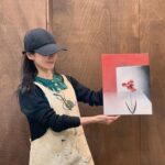 Yu Han Lien Instagram – 在國外逛博物館時
有時會看到有人直接對著藝術品
坐在椅子上開始臨摹
全神專注沈浸其中
之前在師大美術館看到的拍立得攝影展
藝術家用拍立得呈現了靜物畫的感覺
今天的油畫體驗課
我就照著這幅攝影靜物臨摹
用畫筆嘗試把拍立得照片畫下來
只是花朵的部分我改用刮刀
讓花朵綻放的更立體一點
聽說當時很多藝術家也會使用拍立得來構圖
再進行藝術創作
展覽到6/7
很值得去喔

展名：一拍即影：拍立得國際名家攝影大展
活動期間：即日起至2024/6/7(五)
開放時間：每週二至六上午10:00至17:00，週日、週一、國定假日及連續假期休館。
活動地點：師大美術館 (臺北市大安區和平東路一段129號)
票價：250元（全票）；優待票請上網查詢

山羌閱覽室週三依然陪伴大家
🔗放下方留言處
