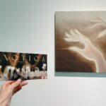 Yu Han Lien Instagram - 手作和藝廊看展的好夥伴Elisa 從金工手作體驗課展開緣份 每年都互相拋接對方可能會有興趣體驗的課程 和展覽 然後帶著好奇心前往 有時候我覺得朋友有各種不同領域與風格 有些朋友適合一起旅行 但不適合一起做靜態的手作課 有些朋友適合一起逛市集 但不適合一起去爬山 有些朋友喜歡與你獨處 不適合太多人的群聚 能在相聚時找到最適合交流的部分 讓彼此最自在的相約 才是最舒服的啊 那天去看了展覽 沈浸在藝術家Lupa美好的作品中 一起不約而同的拿起製作精美的作品集 各自帶了一本回家收藏 在展覽中看見一幅畫 友人說覺得跟我很像 哈哈哈 叫我去旁邊拍一張合照