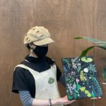 Yu Han Lien Instagram - 去拿之前的流動畫 順便接著體驗了刮刀油畫課 畫到一個在塗抹吐司上奶油的感覺 也許以後都可以把奶油吐司烤的很好 努力的用刮刀跟油畫顏料相處了一下午 沒有要幹嘛 只是想到平常那麼喜歡看展覽 透過各種媒材的體驗課 跟顏料們近距離接觸 以後看畫時 也許聞著氣味 就會知道那是什麼顏料 什麼素材創作出來的美好作品 好奇心冒出來 就要跑去一探究竟的人 耳環/ @polene_paris
