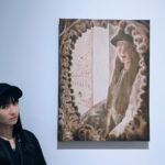 Yu Han Lien Instagram - 手作和藝廊看展的好夥伴Elisa 從金工手作體驗課展開緣份 每年都互相拋接對方可能會有興趣體驗的課程 和展覽 然後帶著好奇心前往 有時候我覺得朋友有各種不同領域與風格 有些朋友適合一起旅行 但不適合一起做靜態的手作課 有些朋友適合一起逛市集 但不適合一起去爬山 有些朋友喜歡與你獨處 不適合太多人的群聚 能在相聚時找到最適合交流的部分 讓彼此最自在的相約 才是最舒服的啊 那天去看了展覽 沈浸在藝術家Lupa美好的作品中 一起不約而同的拿起製作精美的作品集 各自帶了一本回家收藏 在展覽中看見一幅畫 友人說覺得跟我很像 哈哈哈 叫我去旁邊拍一張合照